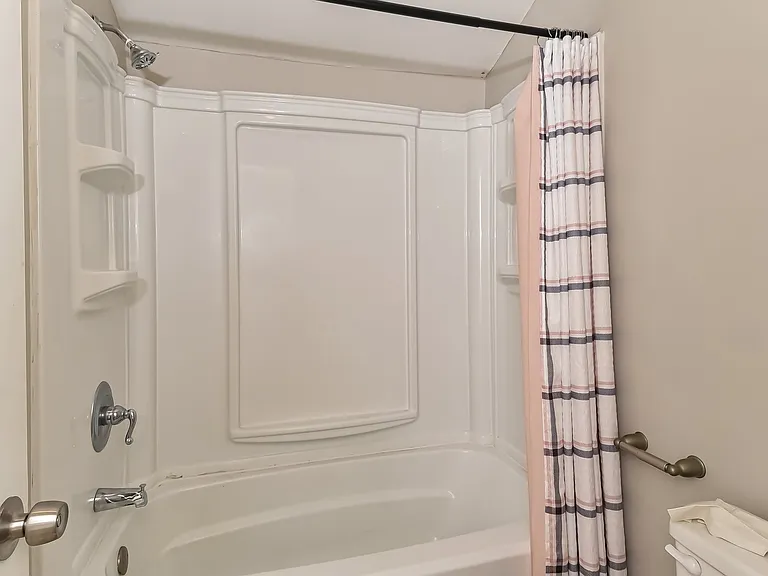 4977_024_main_bathroom_13354080.jpg