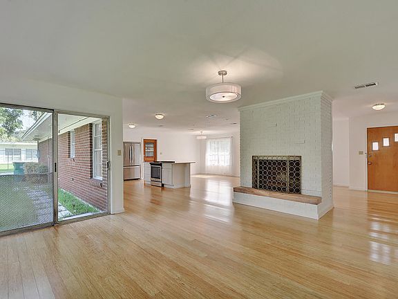 5th image of 7704 Woodrow Ave