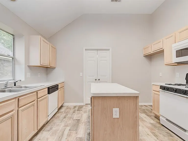 3026 Silver Spring Trl — Photo 16