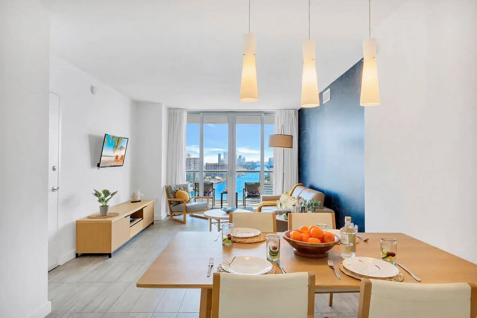 2 bed, 2.0 bath, 990 sqft, $3,825 — Photo 3