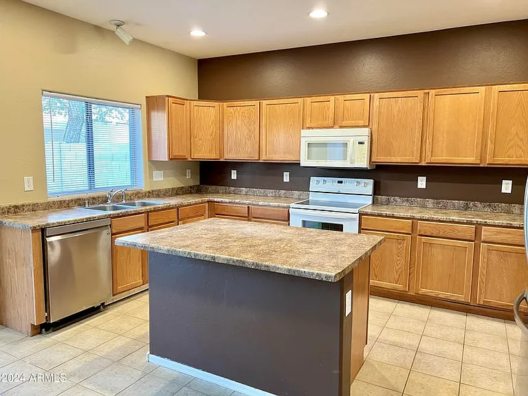 2414 W Hunter Ct — Photo 10