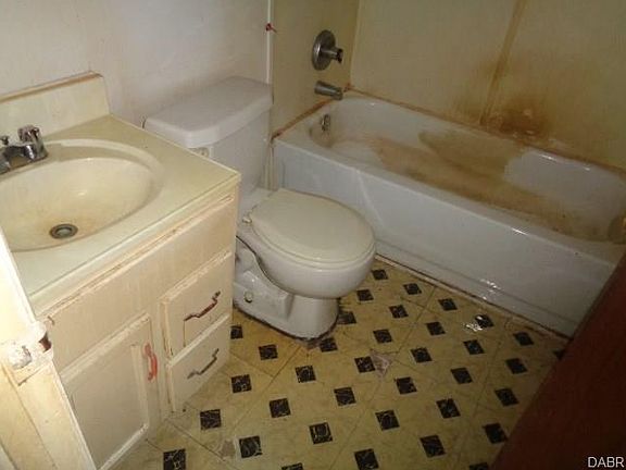3rd image of 2239 Woodhaven Ave