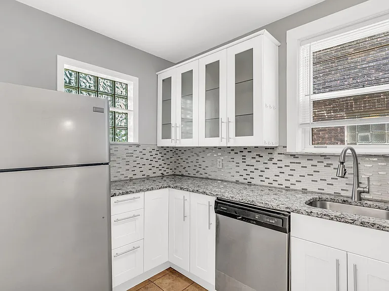 945 Mirror St — Photo 11