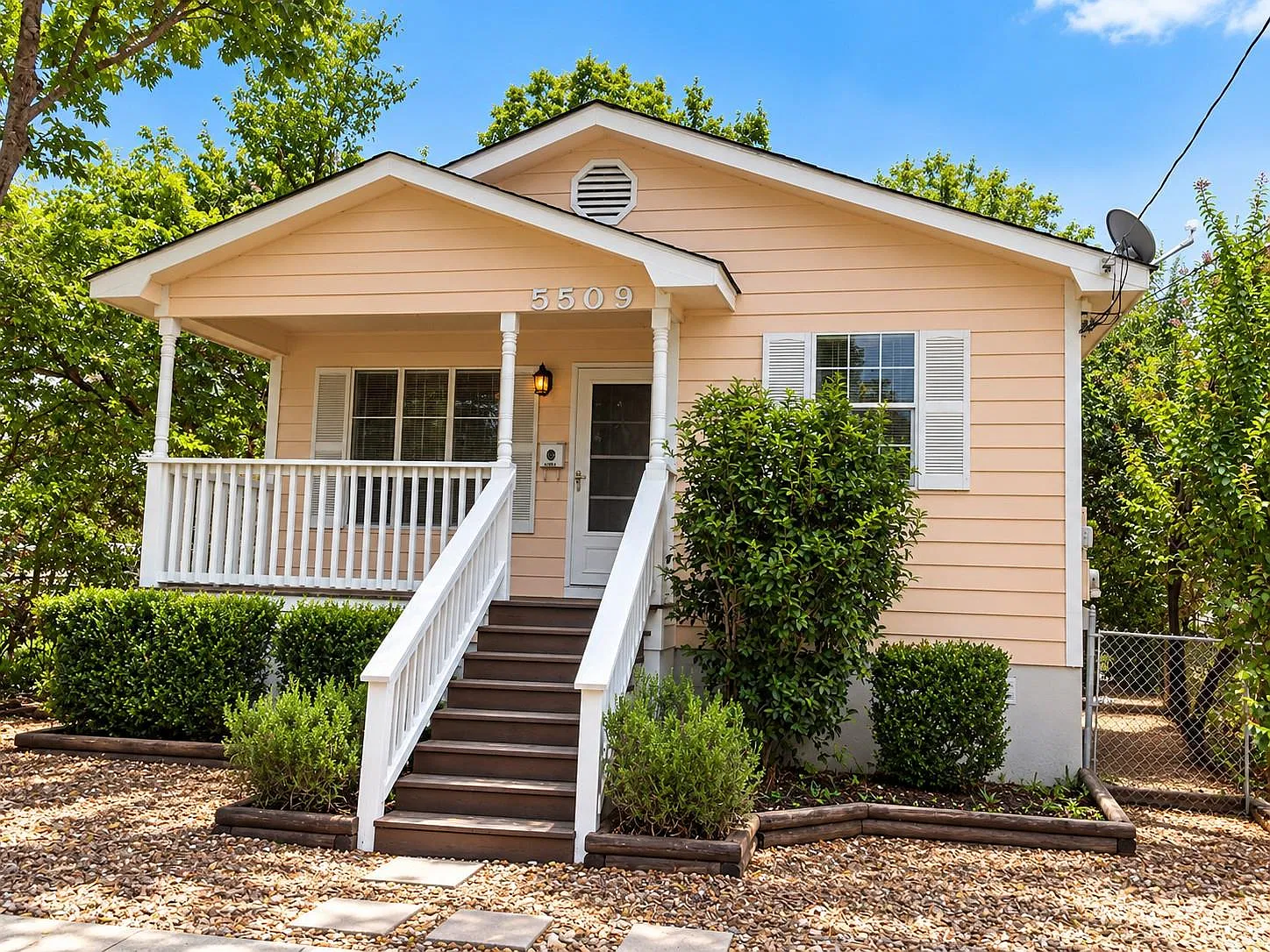 3 bed, 2.0 bath, 1048 sqft, $2,500 — Photo 1