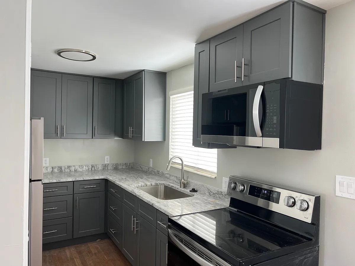 Building Photo - 571 E 4th Ave #3