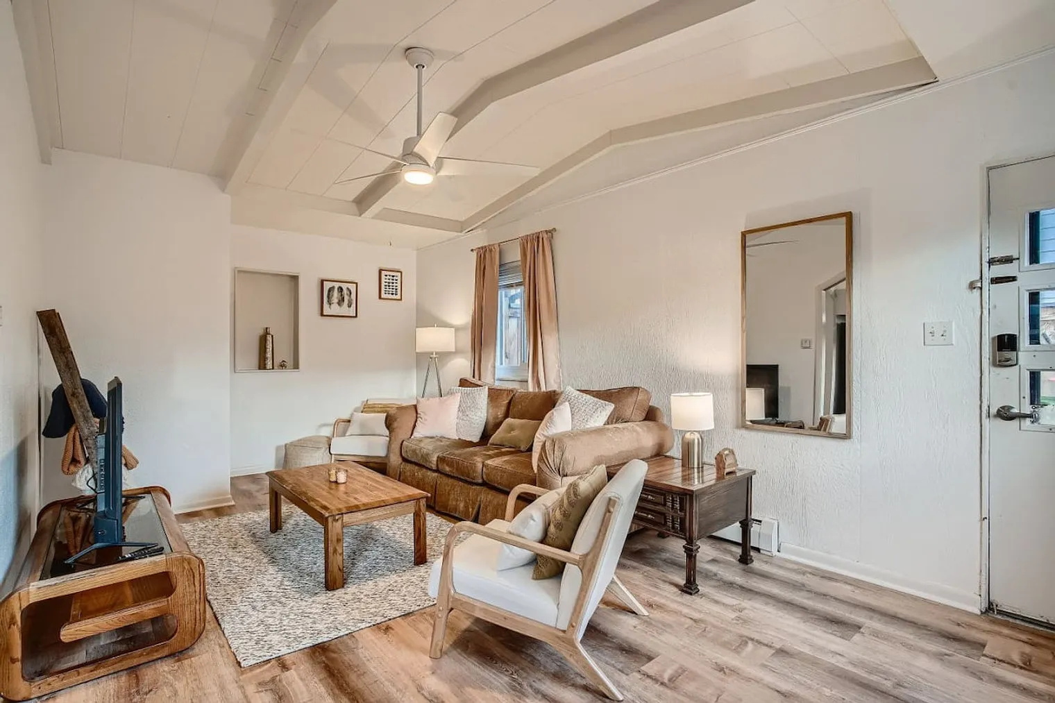3 bed, 1.0 bath, 1044 sqft, $3,300 — Photo 1