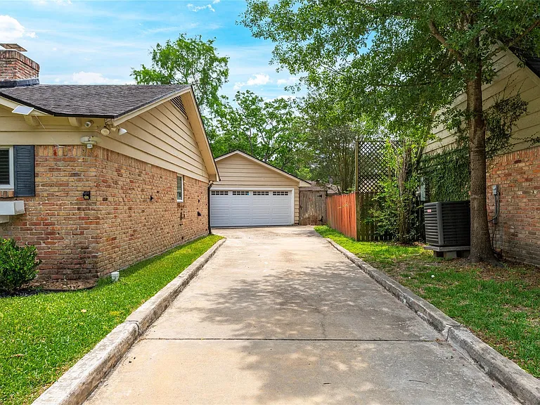 4034 Shady Springs Dr — Photo 38