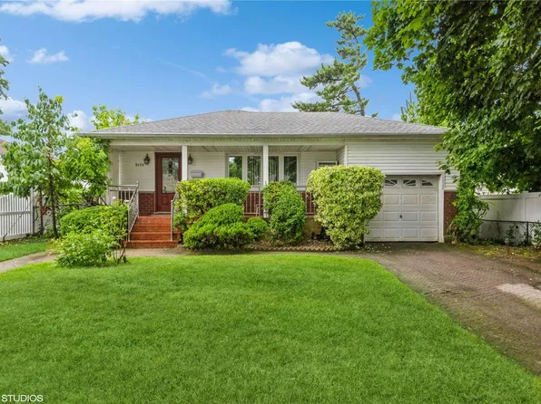 2476 Harding Court, East Meadow, NY 11554