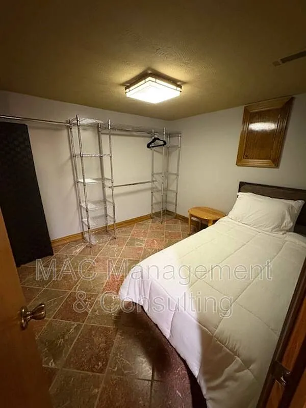 2 bed, 1.0 bath, 1000 sqft, $1,300 — Photo 2
