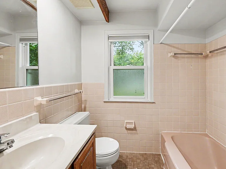 1616 Morton Ave — Photo 10