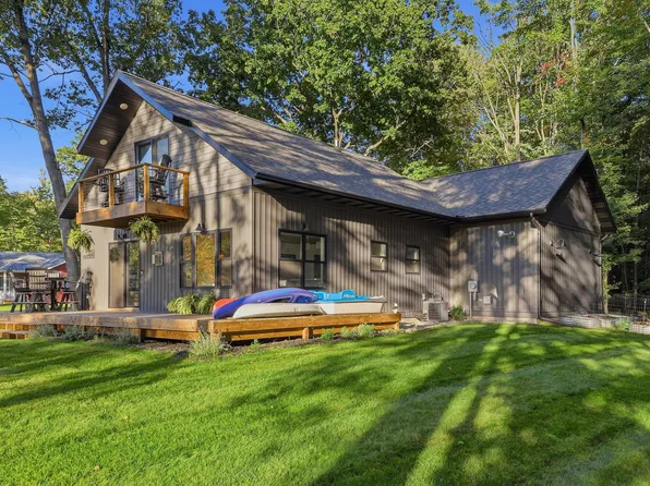 6854 Club House Dr E, Stanwood, MI 49346