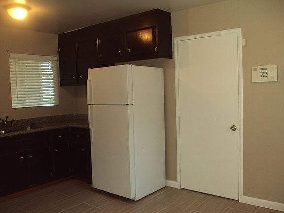 4th image of 1015 Loyola Way