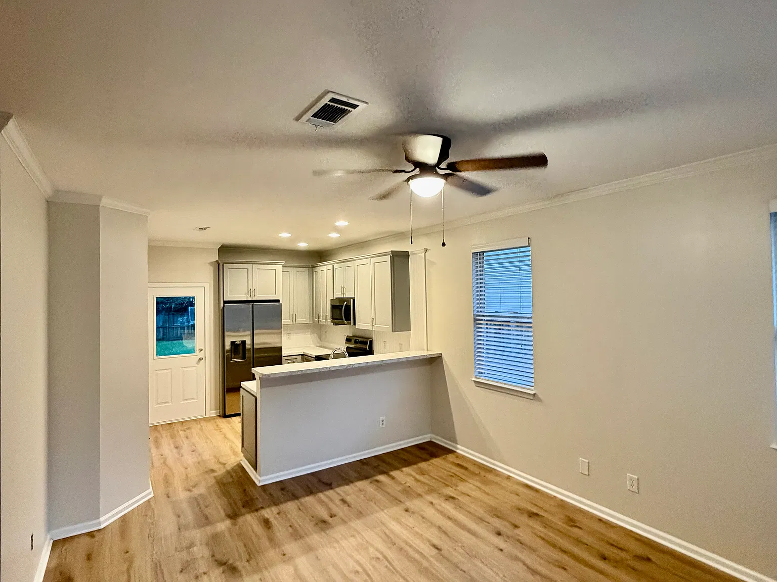 3 bed, 1020 sqft, $1,895 — Photo 2