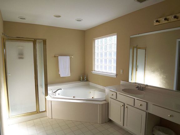 Lg. master bath dual vanities