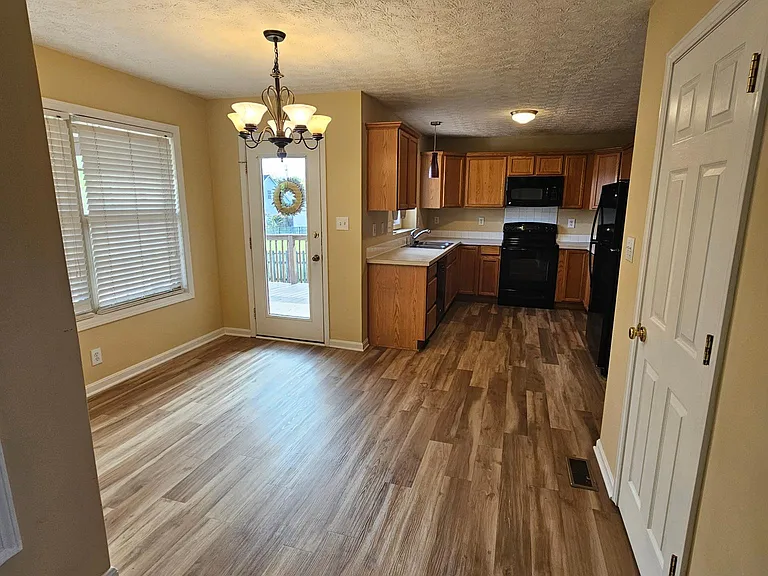 Kitchen/Eating Area