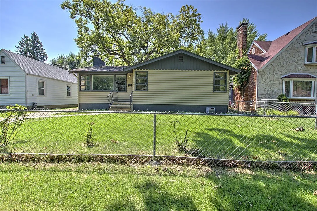 2133 E Moore St photo 1