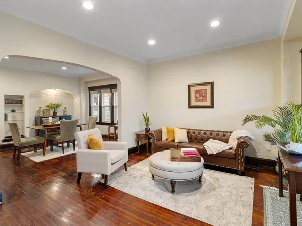 3220 South 15th PLACE, Milwaukee, WI 53215