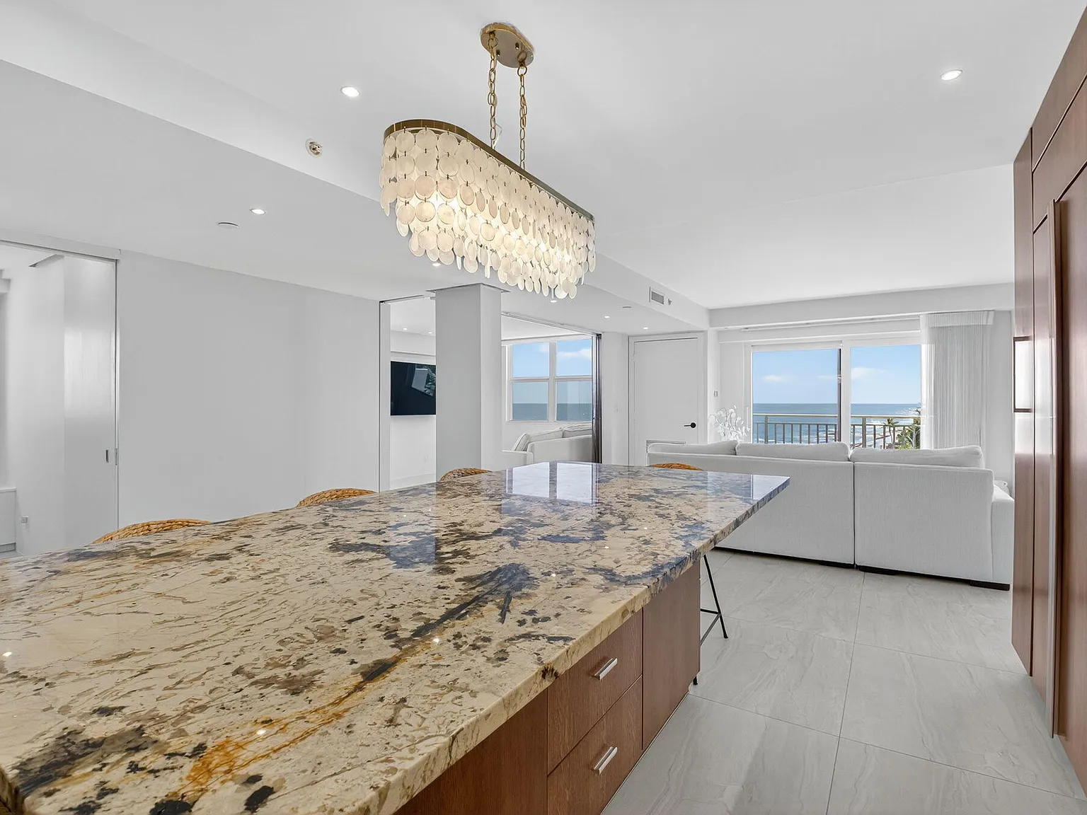 2 bed, 2.0 bath, 1100 sqft, $10,500 — Photo 4