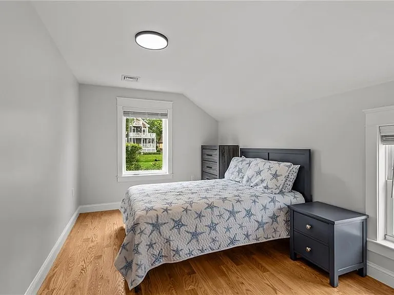 484 Thames St — Photo 16