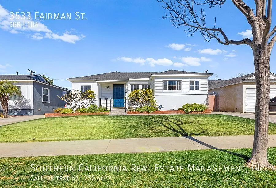 Three Bedroom Single Story Home in Lakewood — Photo 2