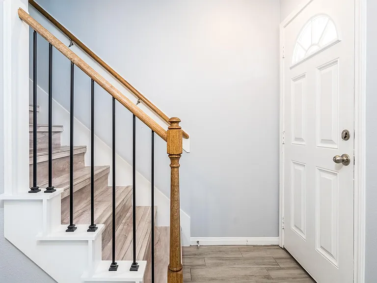 207 N Poplar St #B — Photo 7