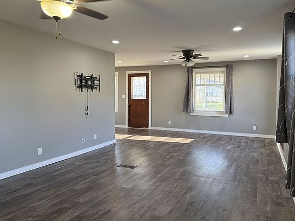 3rd image of 5848 Maple Rd