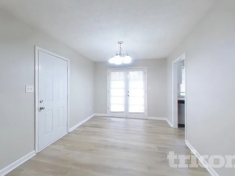 525 Windsor Dr SE — Photo 4