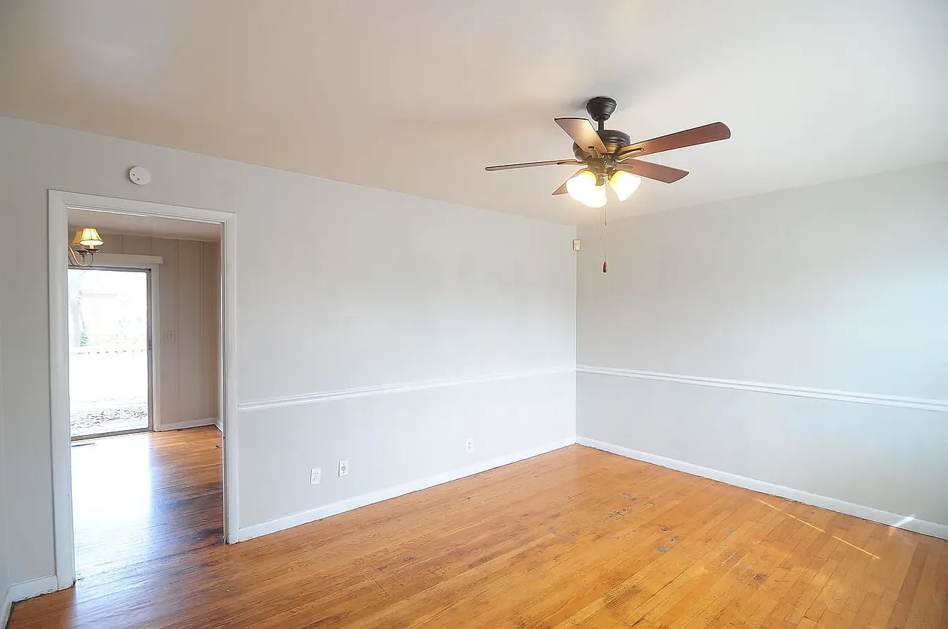 3 bed, 1050 sqft, $1,295 — Photo 2