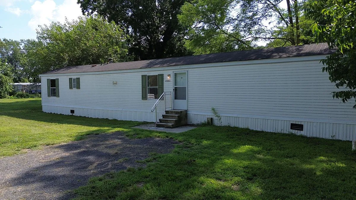 3 bed, 2.0 bath, 952 sqft, $1,200 — Photo 1