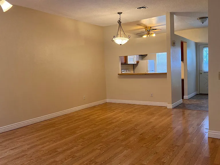 1970 N Hartford St #25 — Photo 4