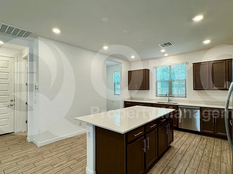 1068 E Sabino Dr — Photo 27