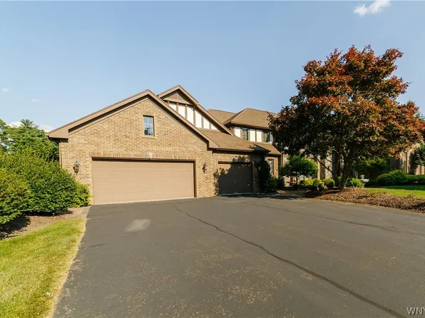 7 Beauclaire Ln, Fairport, NY 14450