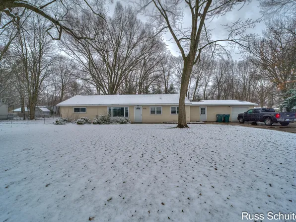 1121 Vick Rd, Norton Shores, MI 49441