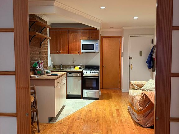 3rd image of 86 Horatio St APT 4A