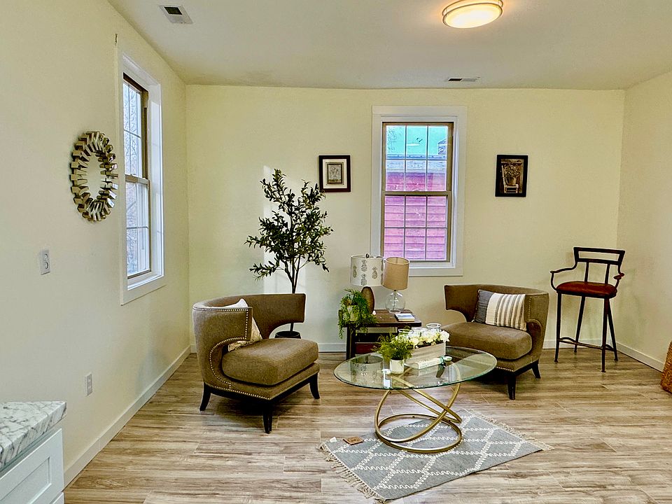 1st image of 622 Grove Ave #1