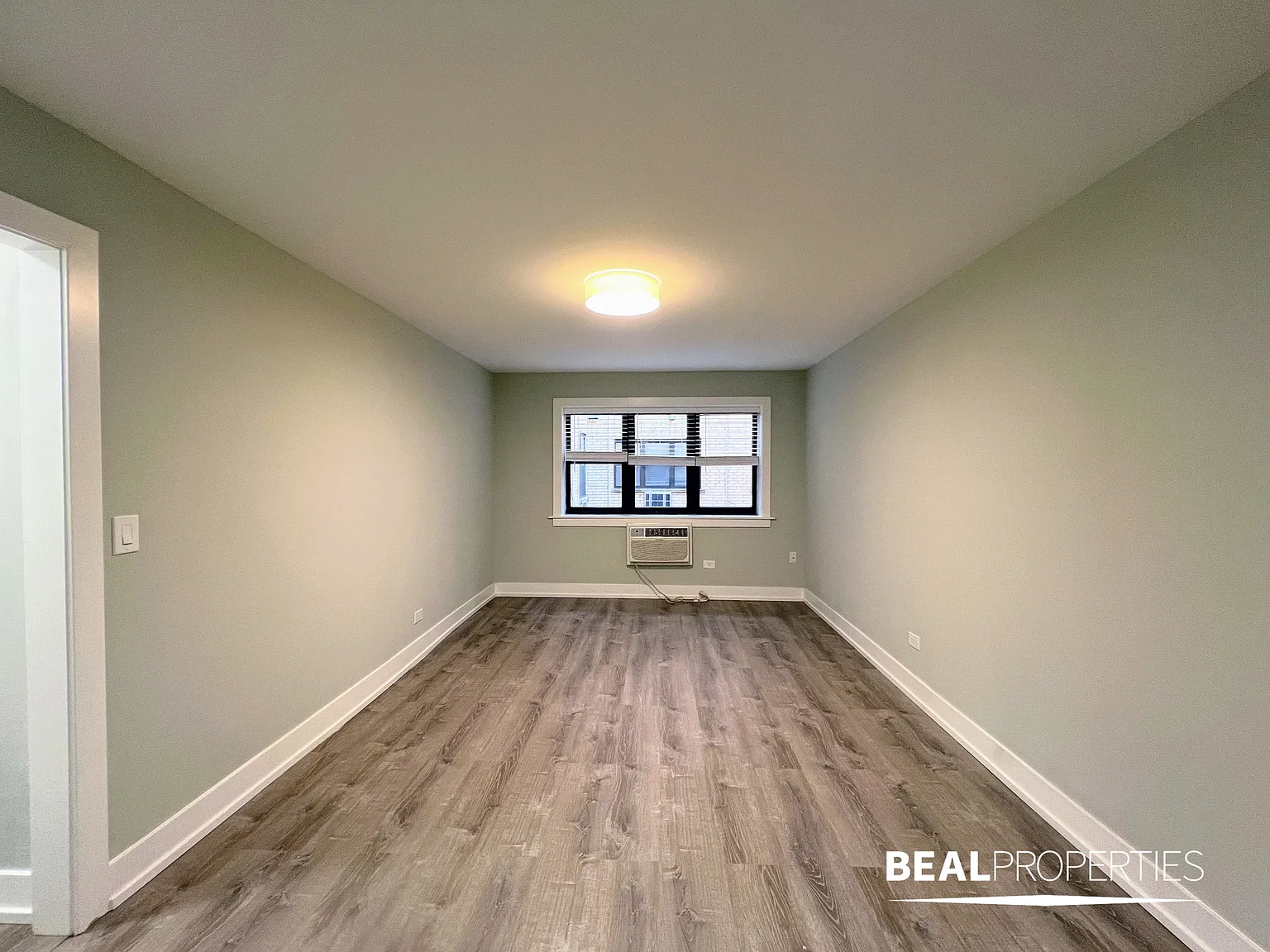 445 W Barry — Photo 2