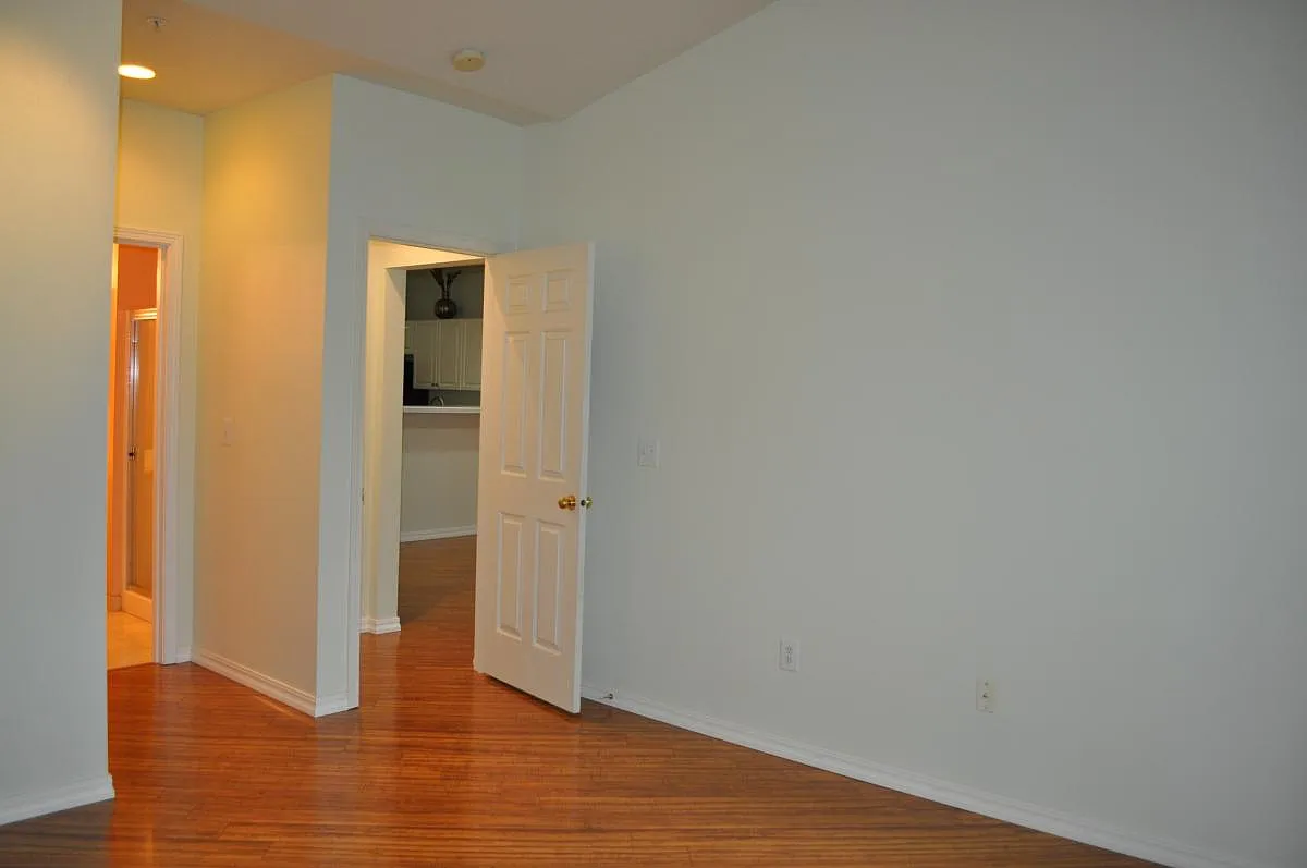 2 bed, 1075 sqft, $2,999 — Photo 4