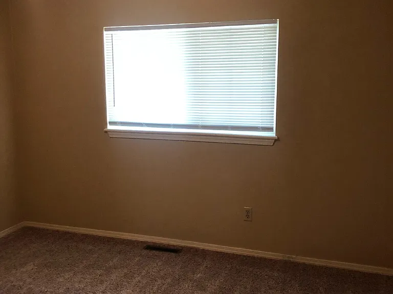 902 Evergreen St — Photo 4