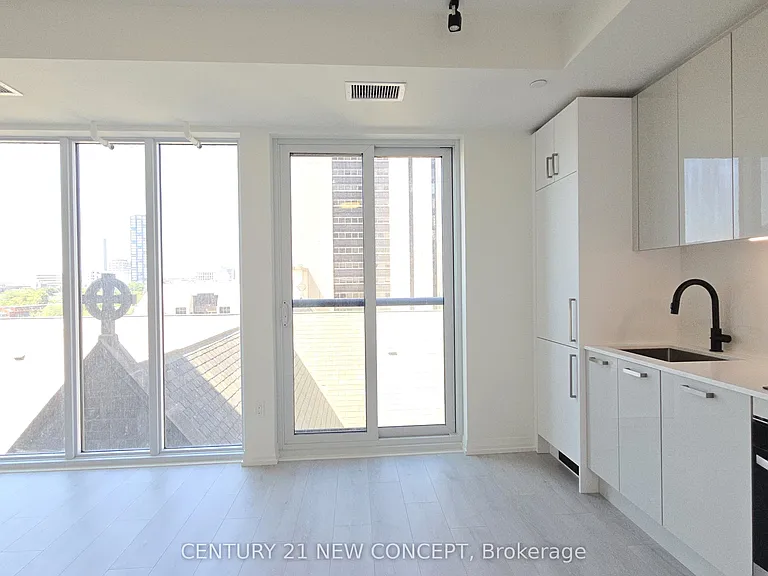 280 Dundas St W #714 — Photo 4