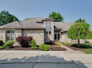 30753 Sunderland Dr, Farmington Hills, MI 48331