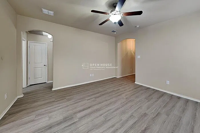 3 bed, 2.0 bath, 1458 sqft, $2,100 — Photo 3