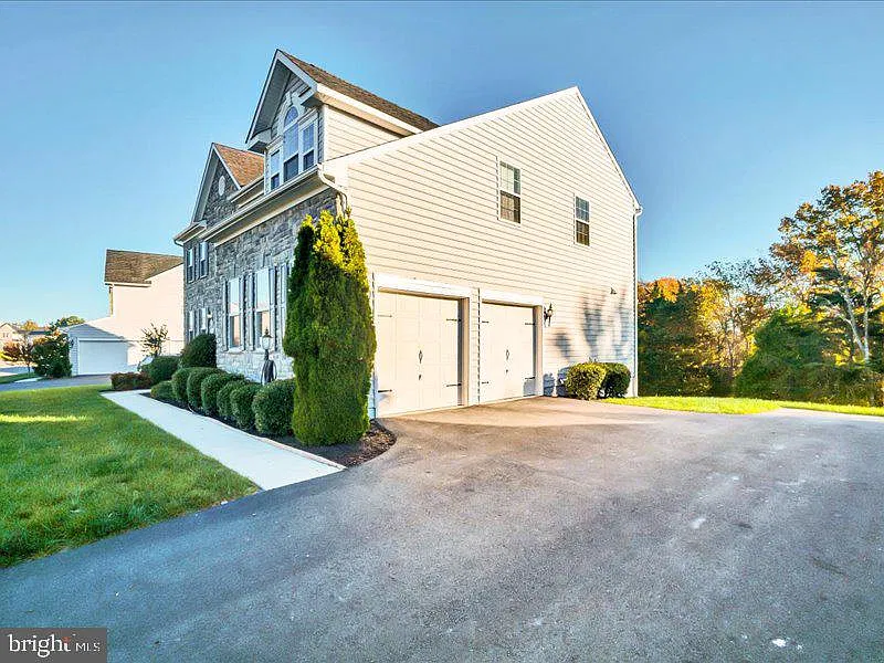 6 bed, 5.5 bath, 4458 sqft, $6,200 — Photo 2