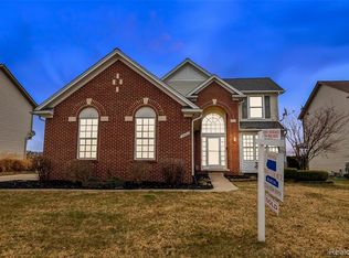 27693 E Mockingbird Dr, Flat Rock, MI 48134