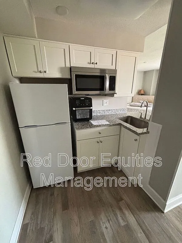 123 N Broad St — Photo 2