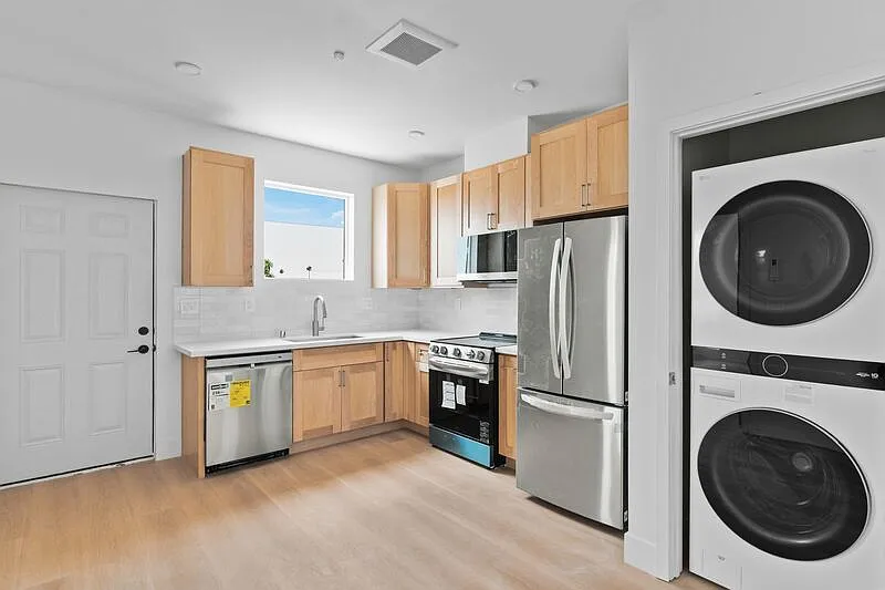 3 bed, 3.0 bath, 922 sqft, $3,600 — Photo 1