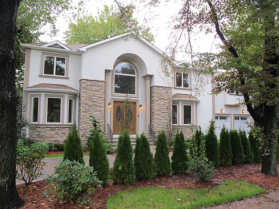 PROFESSIONALY LANDSCAPED W/ 11 ZONE UNDERGROUND SPRINKLERS