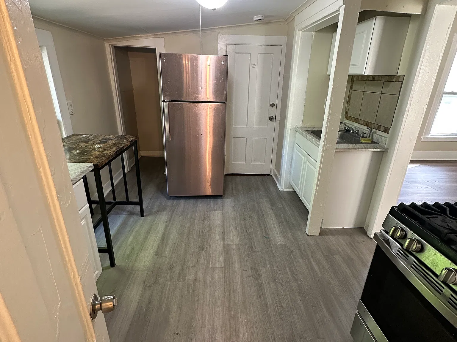4 bed, 950 sqft, $1,849 — Photo 4