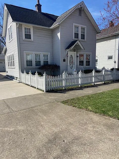 529 Main St photo 1