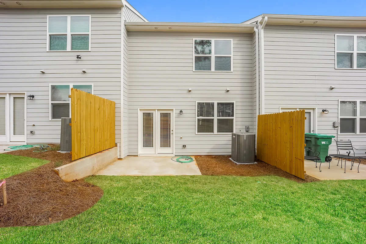 Building Photo - 552 Magnolia Cir