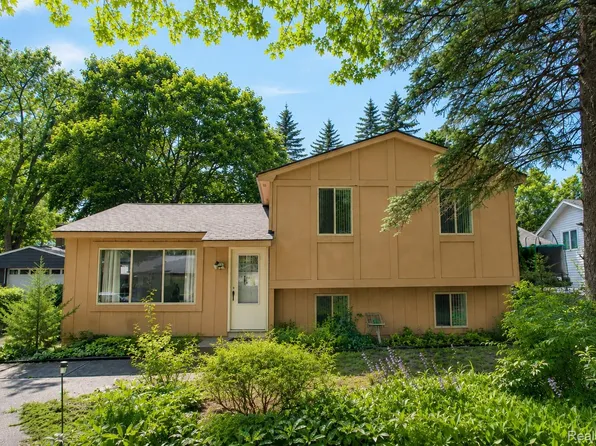 4510 Bethune Ct, West Bloomfield, MI 48323